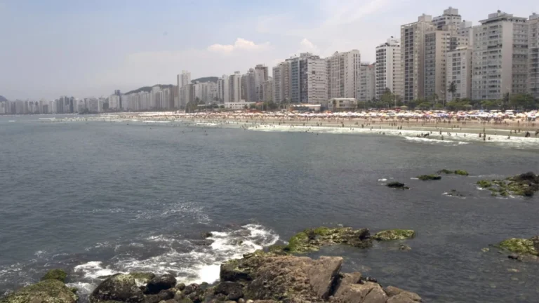 Turista desaparece após mar encobrir travessia de ilha em Guarujá (SP)