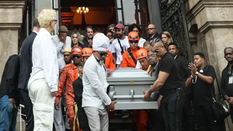 Fran Gil, Otávio Muller e Carlinhos Brown carregam caixão de Preta Gil