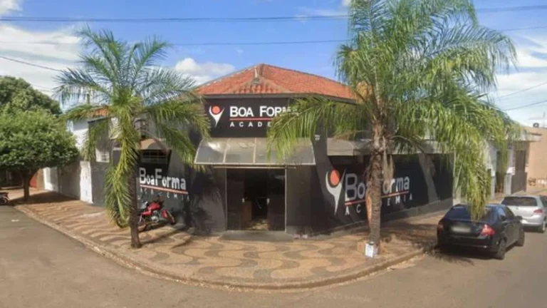 Personal trainer desmaia após ser golpeado na cabeça com peso por aluno
