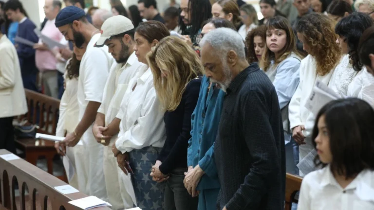 Famosos se reúnem em missa de 7º dia de Preta Gil; veja fotos
