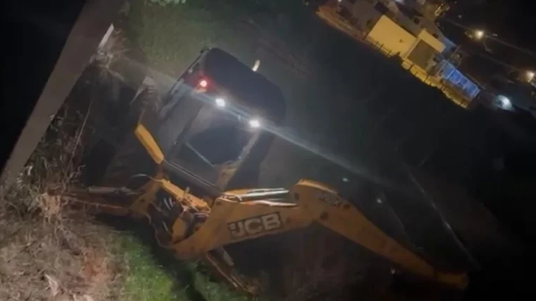 Homem tenta invadir agência bancária com retroescavadeira furtada no RS