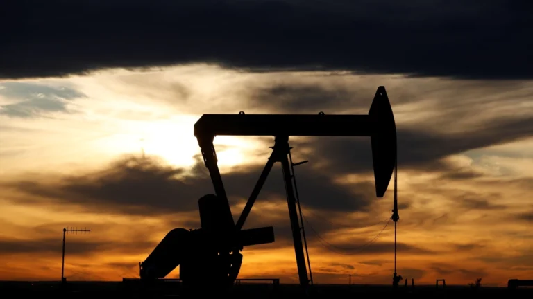 Petróleo fecha em queda, com EUA em foco; alta mensal fica em 5,8%