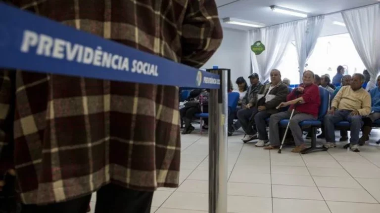 Programa para diminuir fila do INSS com bônus a servidores vai ao Senado