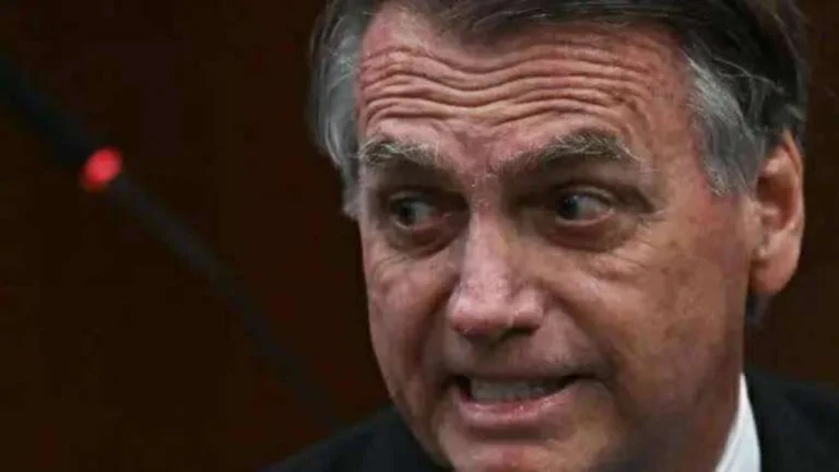 Debochado? PF diz que Bolsonaro encaminhou mais de 300 mensagens para burlar Justiça