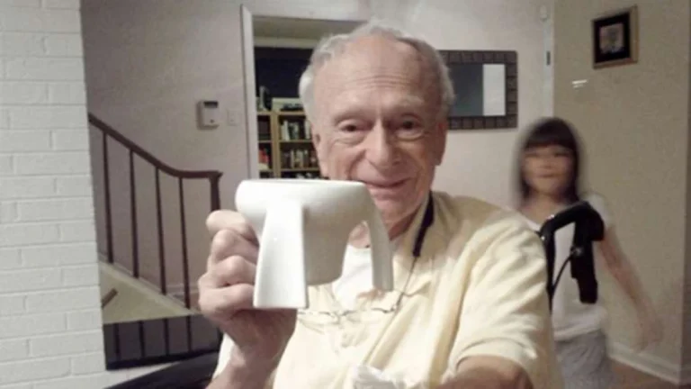 Menina de 11 anos cria caneca que ajuda avô com Parkinson e vira multimilionária