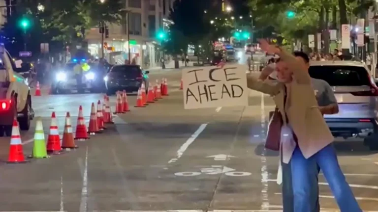 Moradores de Washington protestam contra medida de Trump em posto policial