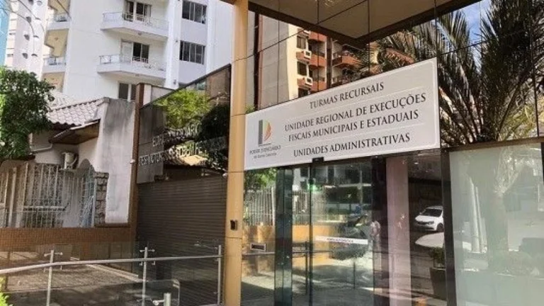 Juntos há 35 anos: Justiça concede divisão de pensão para viúvas de trisal