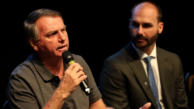 PF diz que Bolsonaro articulou formas de salvar mandato de Eduardo