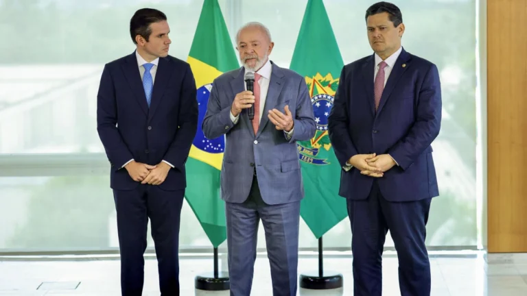Lula recebe Alcolumbre e Hugo para discutir plano contra tarifaço