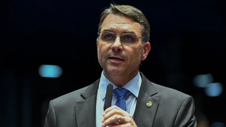 Flávio diz que postou vídeo do pai com convicção de que não traria problema