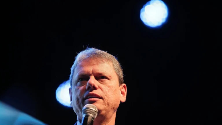 “Nem ligo”: Tarcísio ignora fala de Lula sobre dependência de Bolsonaro