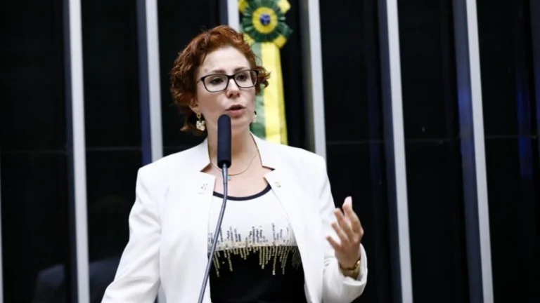 Justiça da Itália mantém Carla Zambelli presa