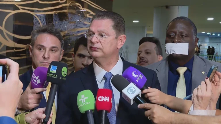 Bolsonaristas ocupam plenários e prometem revezamento até de madrugada