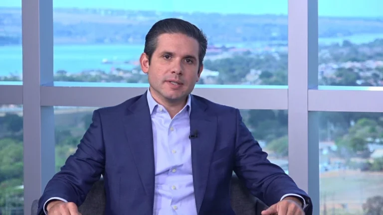 Brasil vive momento “atípico” e há uma crise entre Poderes, diz Hugo à CNN
