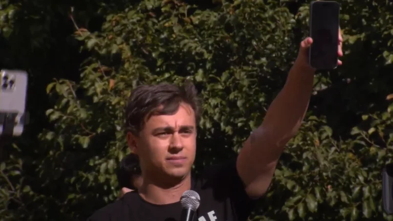 Nikolas exibe Bolsonaro no celular e diz que STF “não está acima do Brasil”