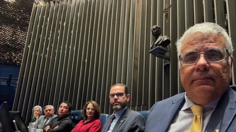 Após prisão de Bolsonaro, oposição ocupa plenários da Câmara e do Senado