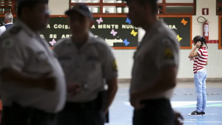 Justiça autoriza Tarcísio a contratar PMs para escolas cívico-militares