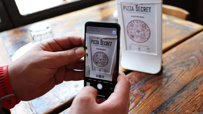 Projeto que proíbe cardápio só com QR Code avança em SP