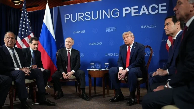 Reunião “reduzida” entre Trump e Putin terminou, diz Kremlin