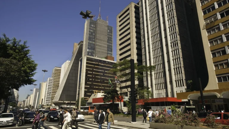 Brasil tem 213,4 milhões de habitantes, mostram novos dados do IBGE