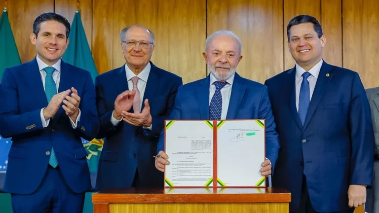 Lula aparece com Hugo e Alcolumbre no Planalto em gesto de reaproximação