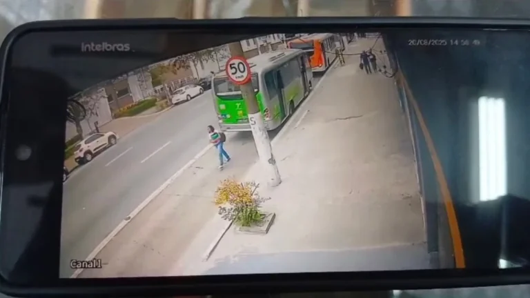 Vídeo: mulher morre atropelada por ônibus em São Paulo