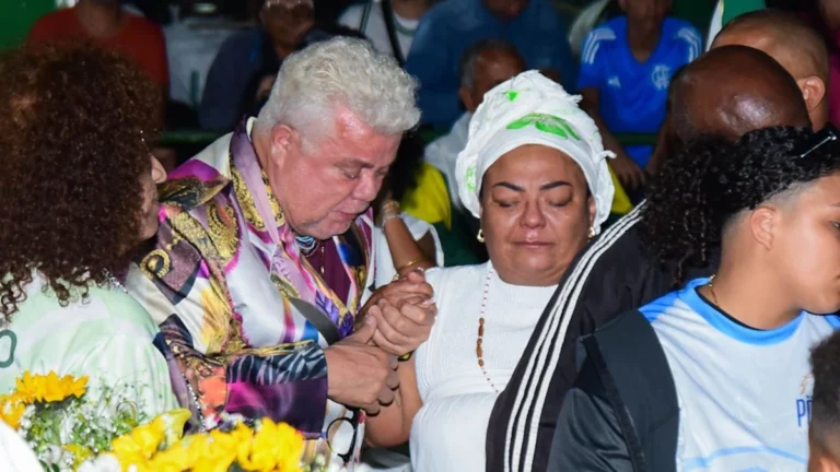 Viúva de Arlindo Cruz é consolada por Milton Cunha em velório do cantor