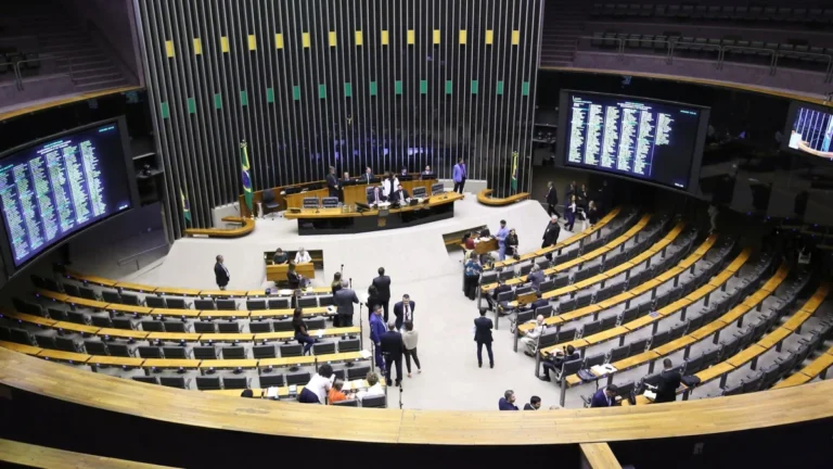 Vídeo de Felca: denúncia influencia 32 projetos na Câmara sobre adultização