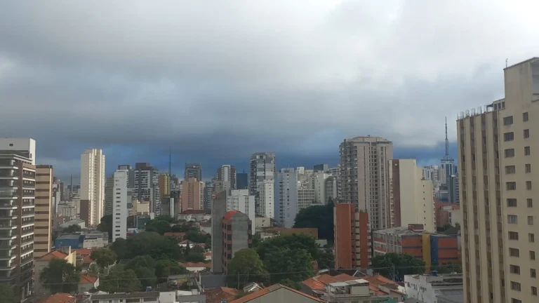 Chuva ganha força no Sul e temperaturas caem no Sudeste