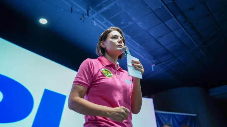 Após pedido de líder do PT, Michelle diz não temer ação no STF