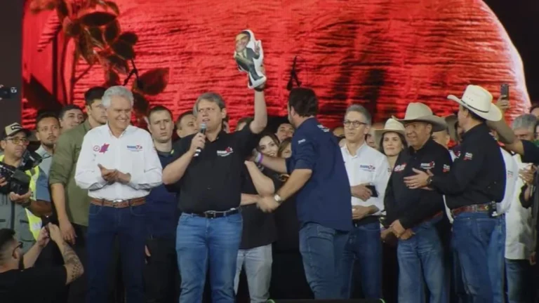 Em Barretos Tarcísio defende Bolsonaro e agradece: “Fez tudo por mim”