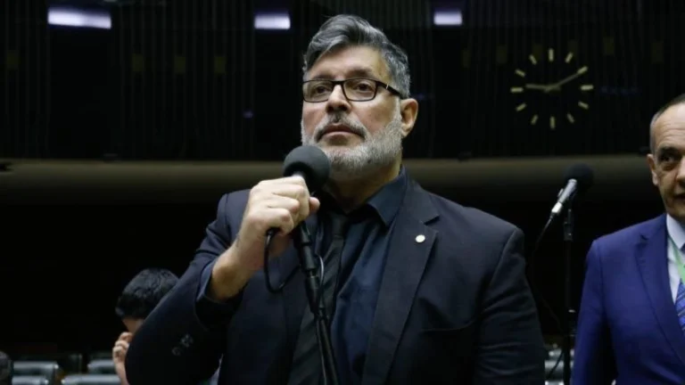 Justiça manda penhorar R$ 111 mil de Alexandre Frota, mas só acha R$ 0,90