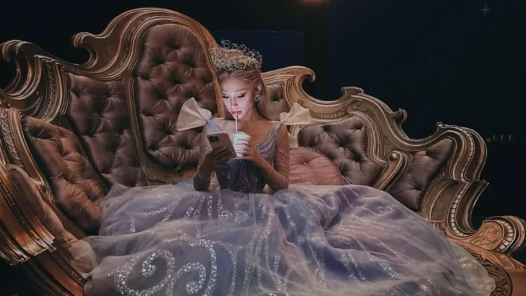 Ariana Grande publica fotos caracterizada nos bastidores de “Wicked 2”