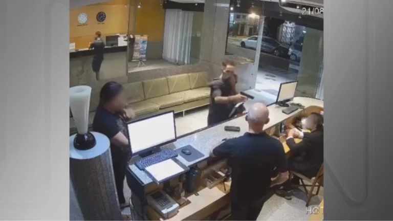 Vídeo: homem realiza assalto à mão armada em hotel de Copacabana