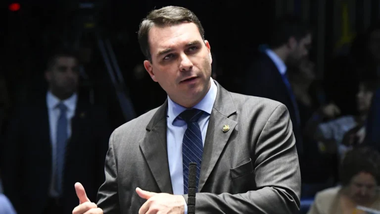 Flávio Bolsonaro diz que irmão Carlos “está em casa e passa bem”