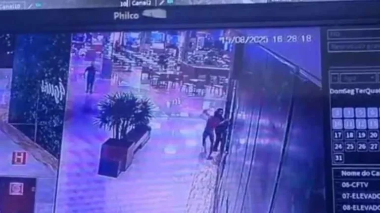 Homem é preso após atacar mulher desconhecida com socos e chutes em shopping