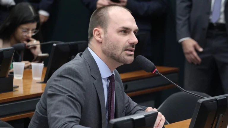 Após pedir “mandato remoto”, Eduardo cobra Hugo por autorização