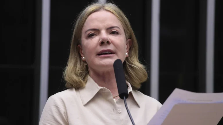 Gleisi sobre Eduardo: “Esse menino já deveria ter sido cassado da Câmara”