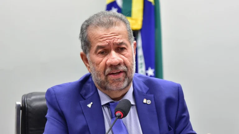 À CNN, Lupi diz que quer depor sobre INSS: “Estou à disposição da CPMI”