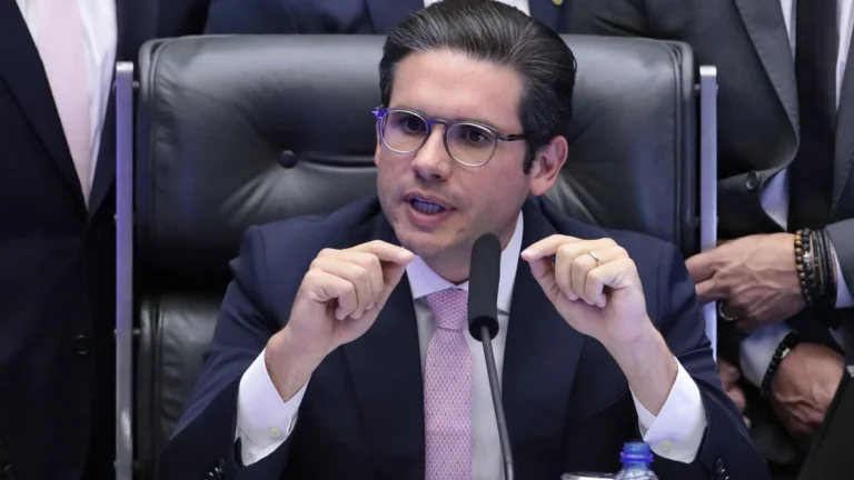 Hugo Motta abre caminho para projeto que blinda a prisão de deputados