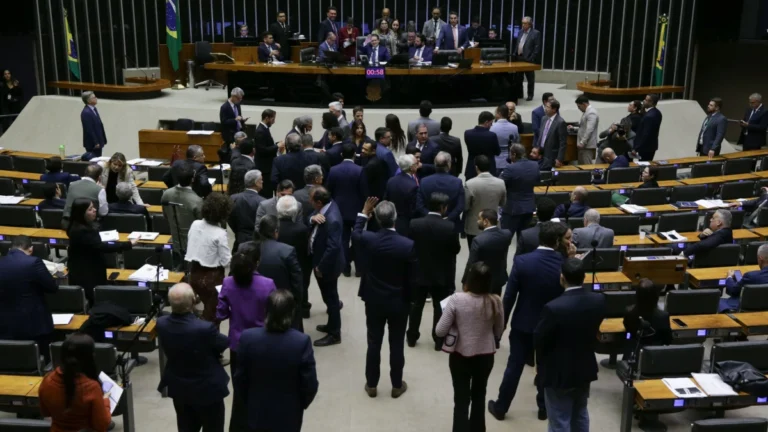 Na mira após tumulto, oposição recorre ao Centrão para pacote anti-STF