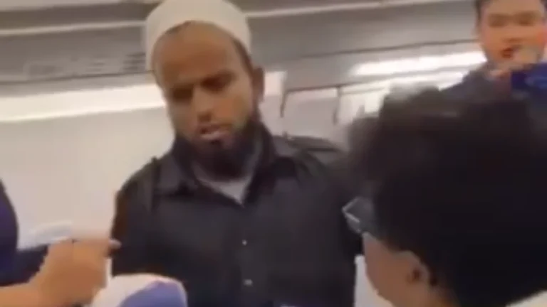Homem leva tapa de desconhecido durante crise de pânico em voo na Índia; veja