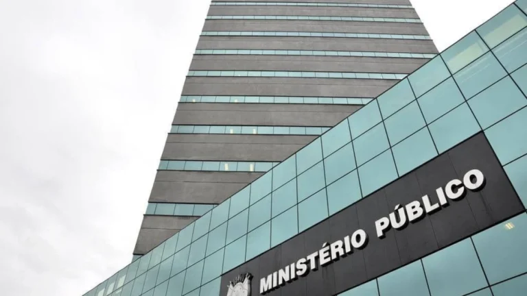 Homem que matou irmão trans a facadas é denunciado por feminicídio no RS