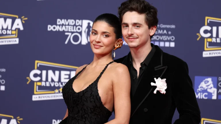 Kylie Jenner e Timothée Chalamet estão “namorando à distância”, diz revista