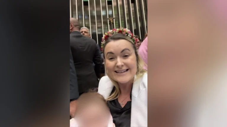 Com bebê no colo, deputada ocupa cadeira da presidência da Câmara