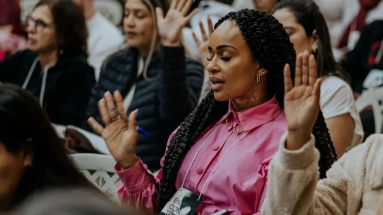 Ex-BBB Natália Deodato participa de retiro espiritual: “Encontro com Deus”