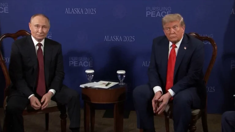 Começa reunião entre Trump e Putin no Alasca