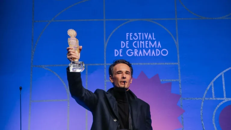 Rodrigo Santoro recebe Kitito de Cristal no Festival de Gramado
