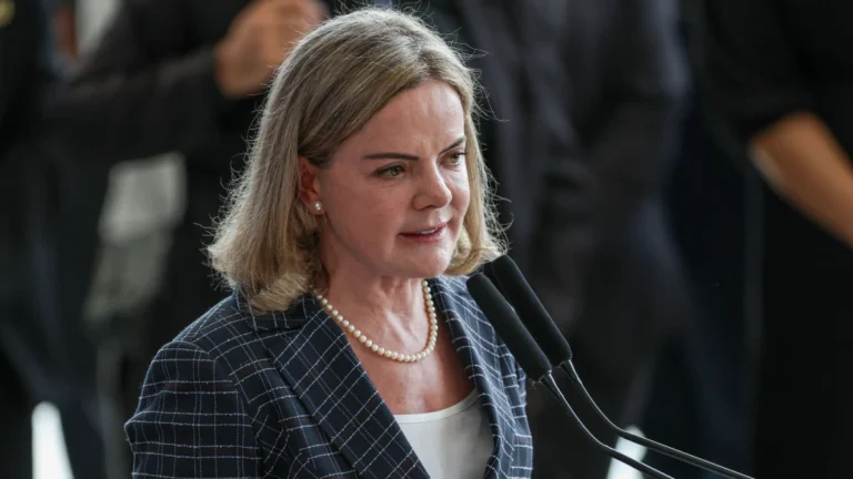 Gleisi diz que Tarcísio foi a ato defender impunidade e traidores