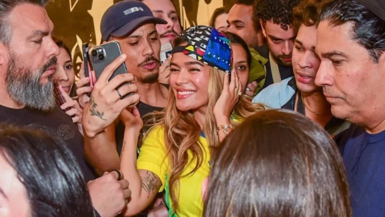 Karol G atende fãs na porta do hotel em São Paulo
